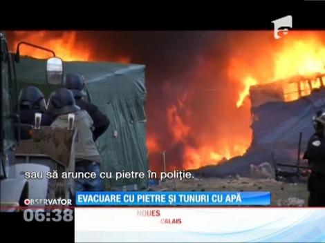 Scene violente la Calais. Poliţiştii au fost loviţi cu pietre de imigranţi