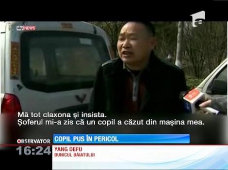 Un copil de doi ani a căzut dintr-o maşină aflată în mişcare, pe o şosea din China