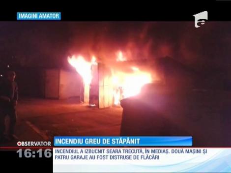 Două garaje au ars în totalitate şi o maşină a fost distrusă,  într-un cartier din Mediaş