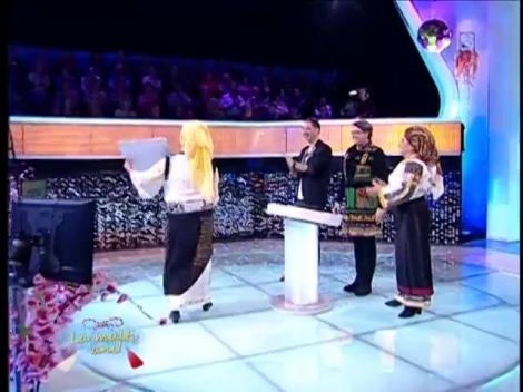 "Doamne, ocroteşte-i pe români!" a răsunat în platoul "Te pui cu blondele?". Fuego, Daniela Condurache şi Laura Lavric au cântat într-un glas melodia care i se potriveşte preşedintelui Iohannis