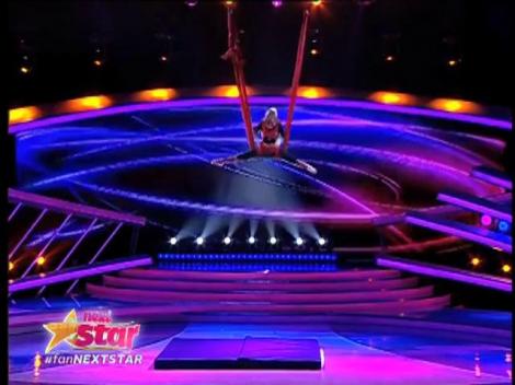 Graţioasă, talentată şi fără frică! Denisa Pedolu, număr SPECTACULOS de acrobaţie cu... EŞARFE