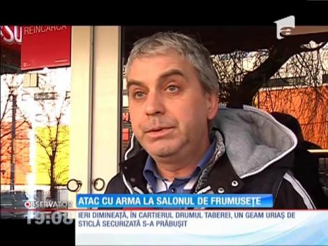 Un pistolar care atacă saloane de înfrumuseţare, căutat în tot Bucureştiul