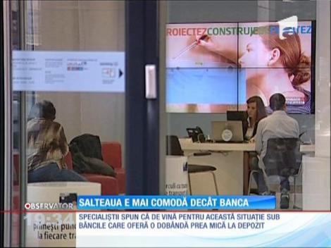 Majoritatea românilor preferă să-și țină banii sub saltea