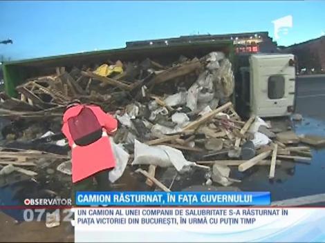 Un camion încărcat cu deșeuri și gunoi s-a răsturnat chiar în fața Guvernului României