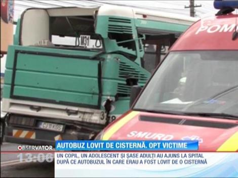 Un autobuz a fost lovit de o cisternă