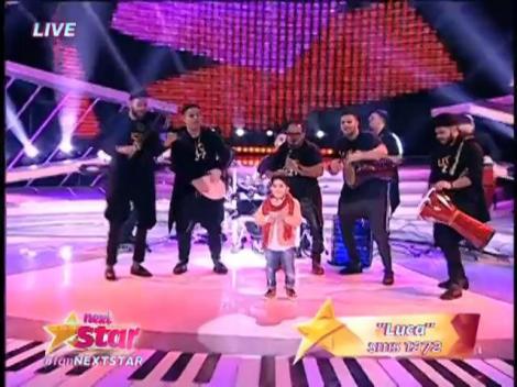 Pe sisteeeeem... Luca are „șapse” ani și bate în tobă și dansează ca nimeni altul!