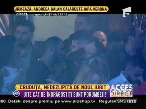 Daniela Crudu nu se mai ferește. S-a distrat alături de iubit într-un club de manele!