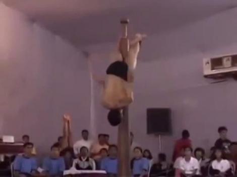Octavian Bellu, l-ai văzut? „Băiatul-elastic” sfidează orice lege a gravitației. Face acrobații nemaiîntâlnite!