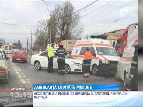 O ambulanţă a fost lovită de un autoturism, în cartierul Rahova din Capitală