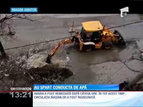 Locuitorii unui cartier din Iaşi n-au avut apă câteva ore bune în case. În schimb, o stradă din municipiu a fost inundată