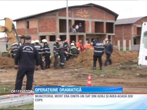 Trei muncitori care munceau la nişte lucrări de canalizare au fost prinşi sub pământ