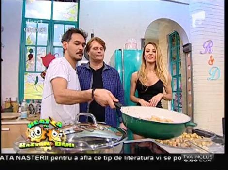 Dacă n-ar face televiziune, ar putea deveni chef! Știa cineva că Răzvan are super abilități de bucătar? Iată-l în acțiune, în direct!