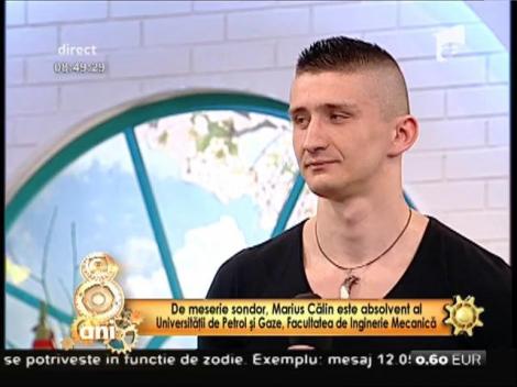 Este tânăr, plin de muşchi şi are o voce de aur