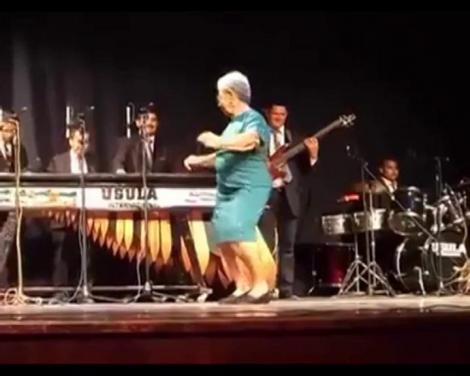 Imagini senzaționale. O bunică plină de viață dansează ca la prima tinerețe!