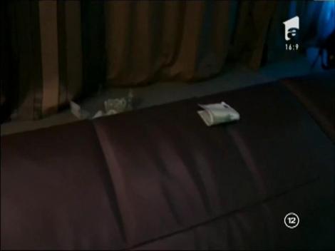 Andrei Versarce ascunde banii in canapea