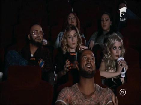 Iubita lui Roby Roberto bate un musculos