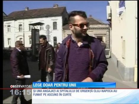 Legea antifumat, doar pentru unii. La Cluj, o parte dintre pacienţii spitalelor au fumat la fel de liniştiţi ca şi înainte