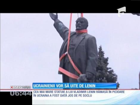 Cea mai mare statuie a lui Lenin rămasă în Ucraina a fost pusă la pământ