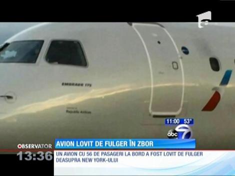 Un avion cu 56 de pasageri la bord a fost lovit de fulger deasupra New York-ului