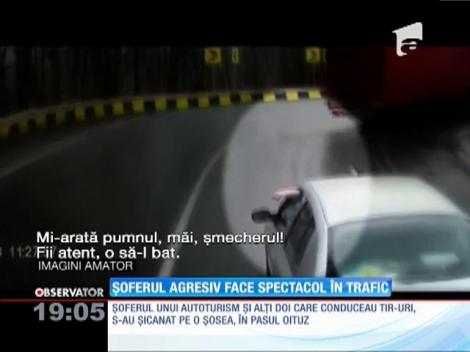 Un şofer teribilist se distrează şicanând alţi şoferi în trafic!