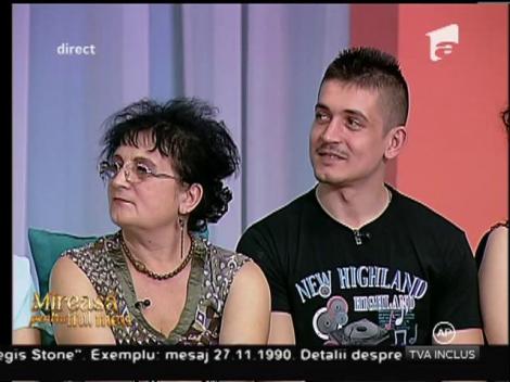 Băieții s-au relaxat în timp ce fetele trudeau la curățenie!