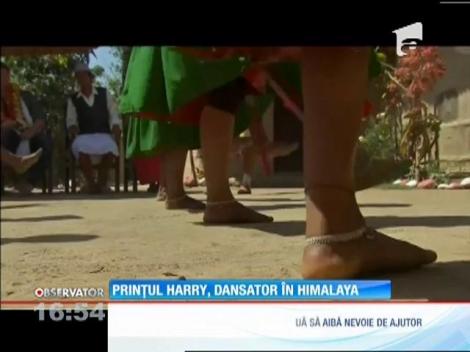 Prinţul Harry şi-a încercat acum puterile într-un dans folcloric din Nepal