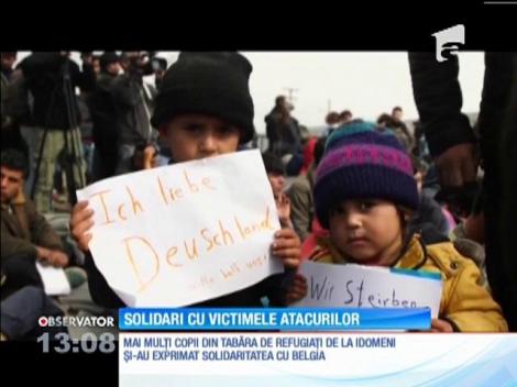 Mai mulţi copii din tabăra de refugiaţi de la Idomeni şi-au exprimat solidaritatea cu Belgia