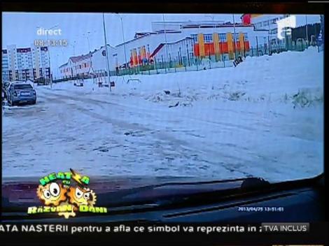 Smiley News: Dacă ai sub 100 de kilograme, n-ai ce căuta acolo! Așa se traversează strada, atunci când bate vântul!