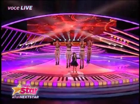 Giulia are 5 ani și o voce excepțională! A ridicat juriul în picioare cu melodia ”Dragostea din tei”