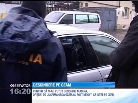 Acţiune uşor comică la Constanța! Mascații au intrat într-o maşină pe geam din cauza unei defecțiuni