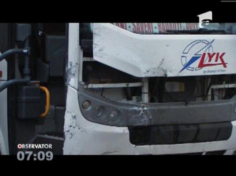 Maşină lovită în plin de un autocar plin cu pasageri
