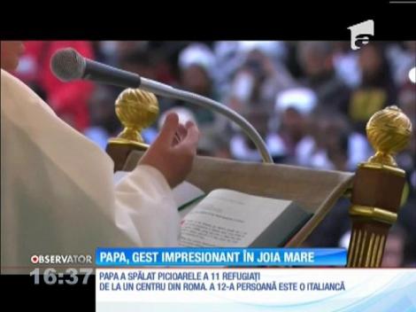 Papa Francisc a sărutat şi spălat simbolic picioarele unor refugiaţi