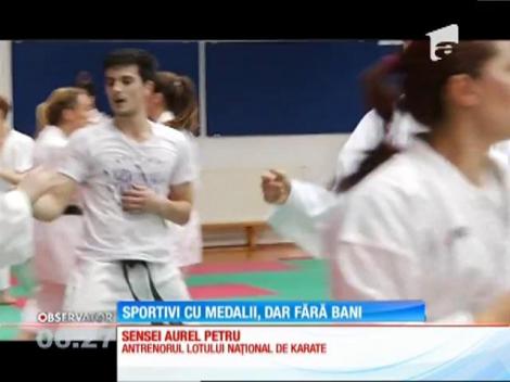 Sportivii care practică artele marțiale fac performanță pe banii părinților