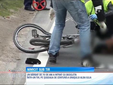 Un bărbat de 70 de ani a intrat cu bicicletă într-un TIR, pe şoseaua de centrua a oraşului Alba Iulia