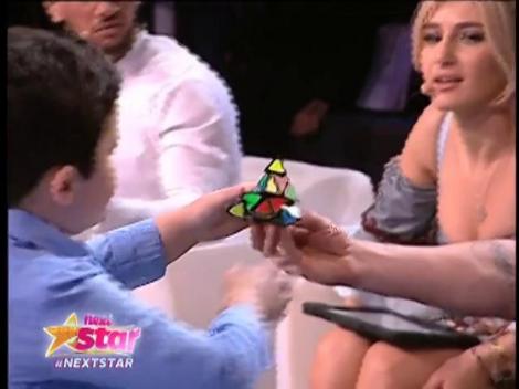 Micul geniu i-a lăsat pe toți cu gurile căscate! La doar șapte ani rezolvă imediat cubul rubik! Care este secretul?