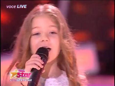 Cinci anișori, dar o atitudine de vedetă adevărată! Nu ai cum să-i reziști! Nicole i-a fermecat pe toți cu piesa „Everybody”!