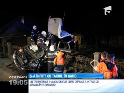Un taximetrist din Dej a intrat cu mașina într-un gard