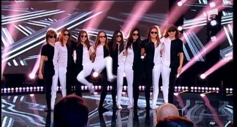 Te uiți la fetele astea și vezi cea mai tare iluzie optică! Trupa Alb-Negru a făcut senzație pe scena „iUmor”!