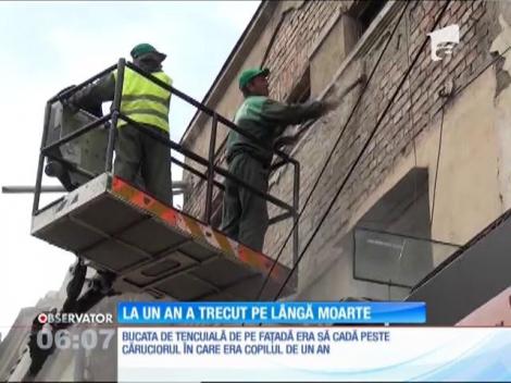 O bucată din tencuiala unei clădiri s-a prăbuşit în fața unui cuplu și bebelușul lor