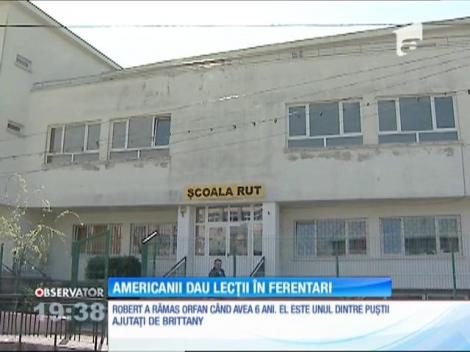 Mai mulți tineri americani dau lecții în Ferentari
