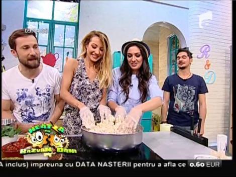 Moment cu femei, pentru bărbați! Concurs de frământat aluAAAAt! Flavia versus Amalia, pe viu!