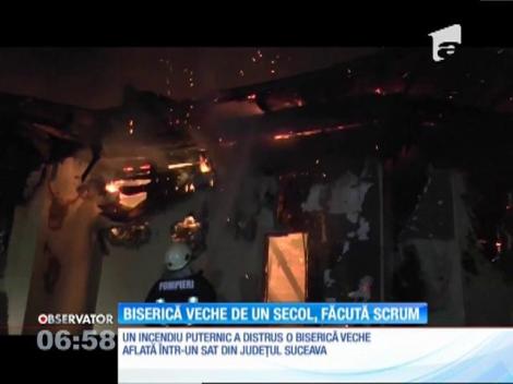 Un incendiu puternic a distrus o biserică veche de un secol, într-un sat din judeţul Suceava