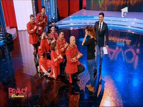 Burlaci, atenţie! S-a ridicat ştacheta! Au zis "DA!" răspicat! Cerere DUBLĂ în căsătorie, cu mari emoţii, la "Bravo, România!"