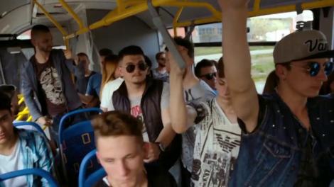 Băieţii de la "Noaptea Târziu" merg cu transportul în comun