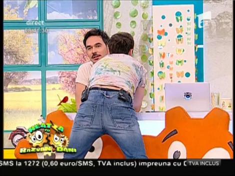 Secretul succesului?! Niciodată asta! Dani incearcă, în direct, poziția Flaviei la bowling: "Oțile, serioooos?!"