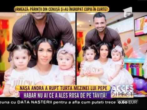 Mezina familiei a împlinit un an şi şi-a ales obiectele preferate de pe tavă