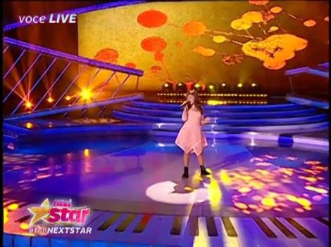 Firavă, dar cu o voce WOW! Ea e mini Adele, clar! Ama Codreanu cântă dumnezeieşte "One and Only"