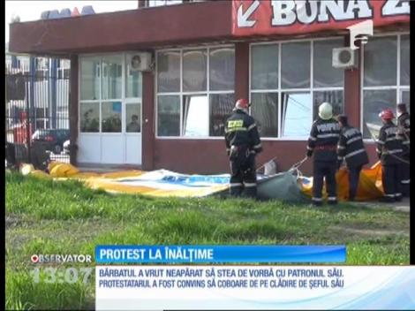 Un bărbat din Iași s-a urcat pe o clădire și a amenințat că se aruncă