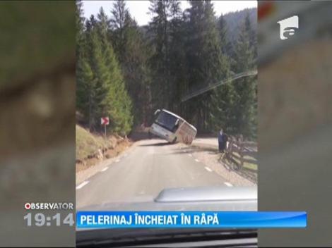 Un autocar a rămas suspendat deasupra unei râpe, în drum spre Mănăstirea Rarău