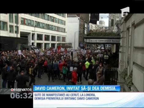 Premierul britanic David Cameron, invitat să-şi dea demisia